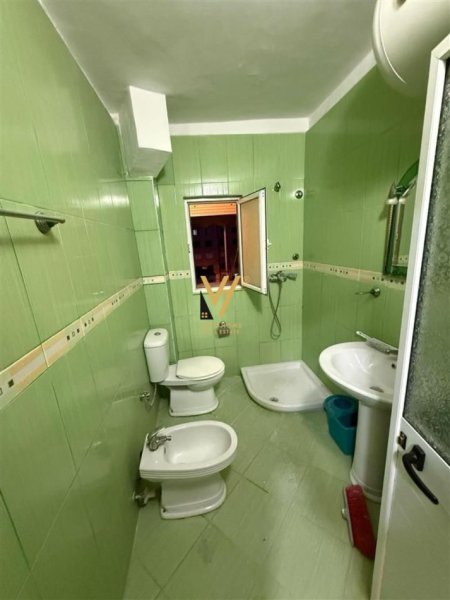 Tirane, jepet me qera apartament 1+1+Ballkon Kati 4, 60 m² 350 € (ALLIAS)