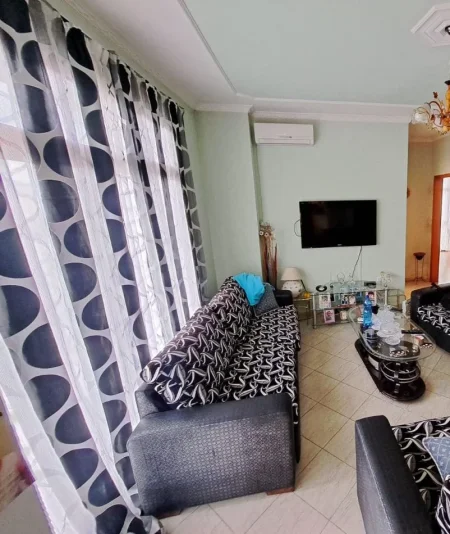 Tirane, jepet me qera 2+1+Ballkon Kati 7, (yzberisht)