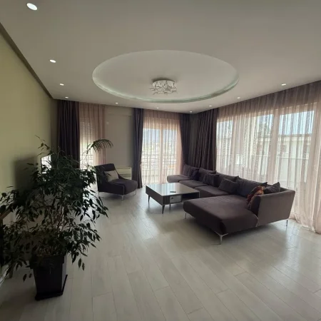 Tirane, jepet me qera apartament 3+1 Kati 4, 189 m² 1.000 € (Liqeni i Thate)