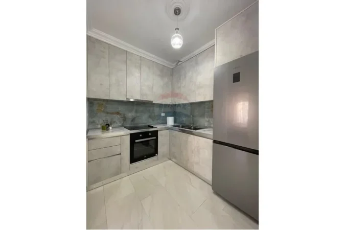 Tirane, jepet me qera apartament 1+1+Ballkon Kati 5, 68 m² 700 € 
