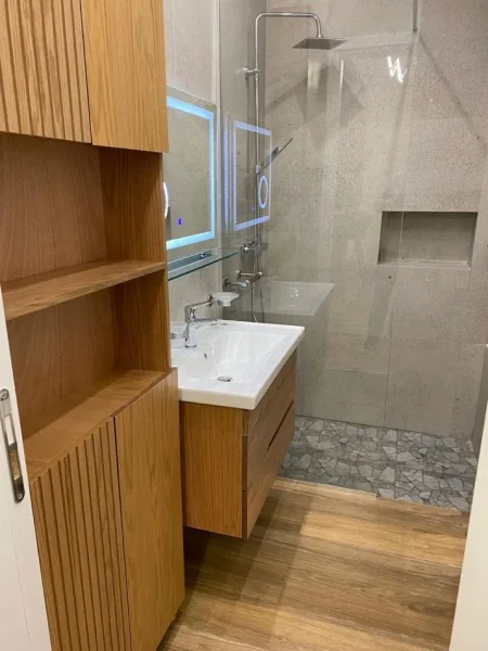 Tirane, jepet me qera apartament 1+1+Ballkon Kati 3, 75 m² 800 € (Square 21)