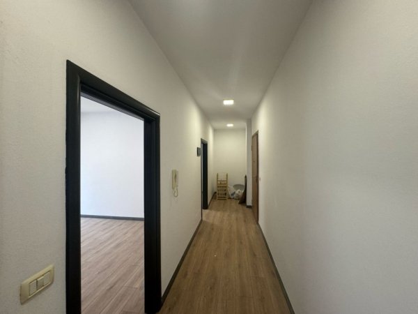Tirane, jepet me qera apartament 1+1+Ballkon Kati 1, 65 m² 550 € (Ish stacioni fundit i tr se re)