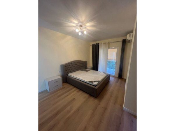 Tirane, jepet me qera apartament 2+1 Kati 2, 100 m² 800 € (Rruga e Barrikadave)