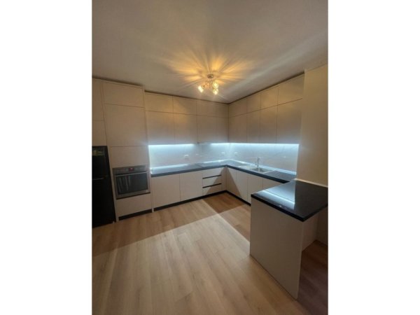 Tirane, jepet me qera apartament 2+1 Kati 2, 100 m² 800 € (Rruga e Barrikadave)