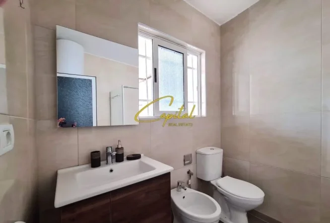 Tirane, jepet me qera apartament 1+1 Kati 1, 114 m² 750 € (PAZARI I RI)