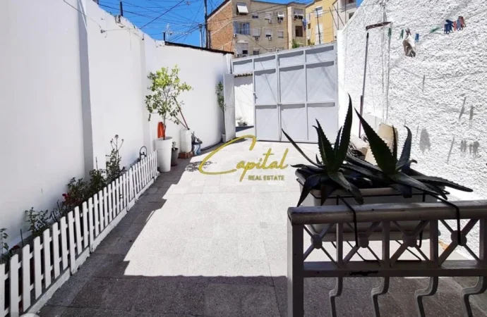 Tirane, jepet me qera apartament 1+1 Kati 1, 114 m² 750 € (PAZARI I RI)