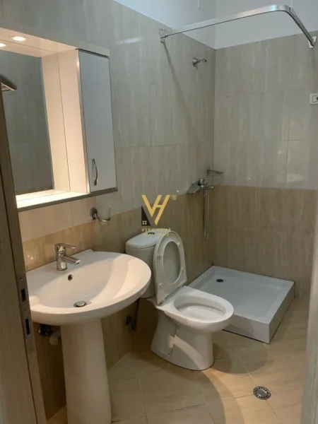 Tirane, jepet me qera apartament 2+1+Ballkon Kati 7, 103 m² 700 € (TREGU ELEKTRIK)