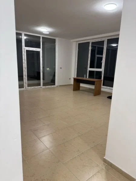 Tirane, jepet me qera ambjent biznesi Kati 1, 1.300 € (ish stacioni i trenit)