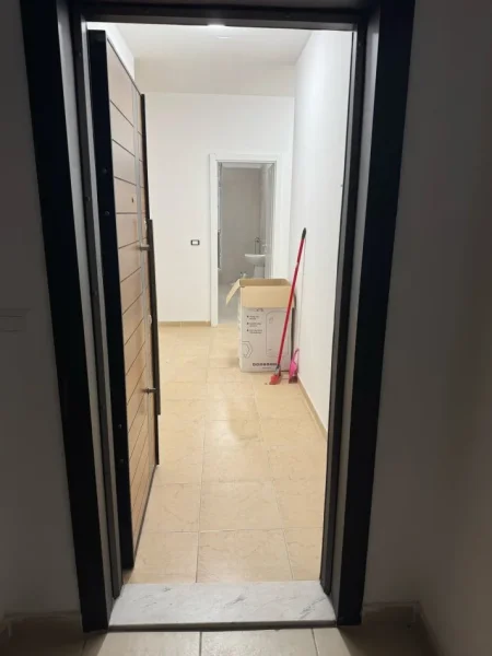 Tirane, jepet me qera ambjent biznesi Kati 1, 1.300 € (ish stacioni i trenit)