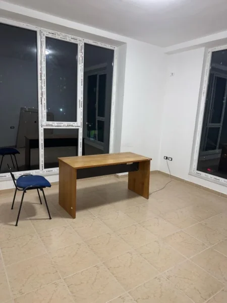 Tirane, jepet me qera ambjent biznesi Kati 1, 1.300 € (ish stacioni i trenit)