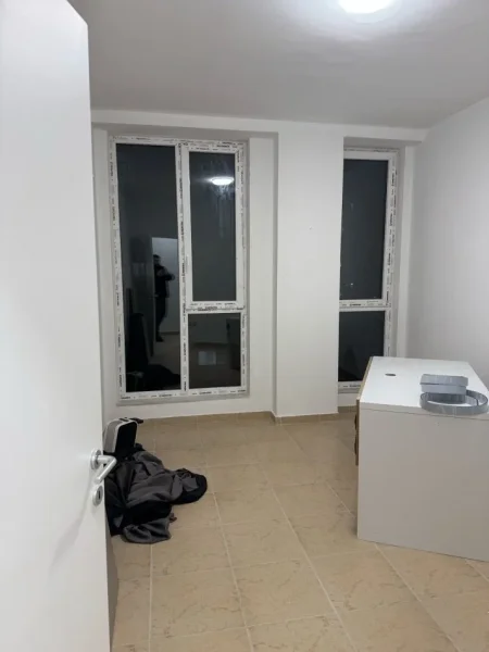 Tirane, jepet me qera ambjent biznesi Kati 1, 1.300 € (ish stacioni i trenit)