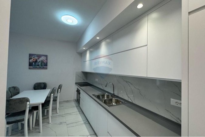 Tirane, jap me qera apartament 2+1+Ballkon Kati 6, 97 m² 700 € (ISH FUSHA E AVIACIONIT)