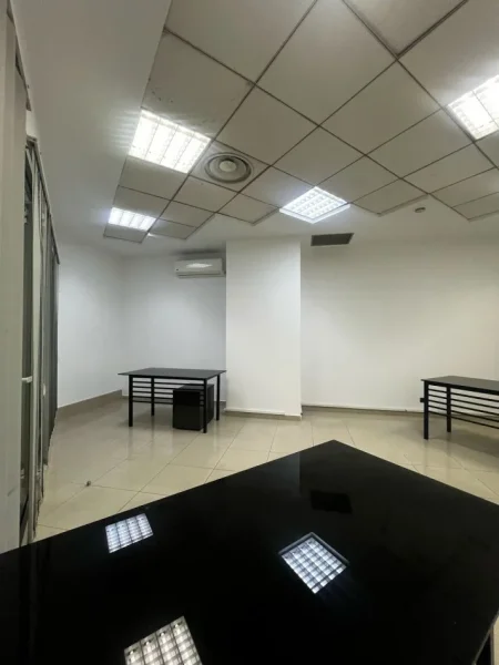 Tirane, jepet me qera zyre Kati 1, 30 m² 600 € (Deshmoret e Kombit)