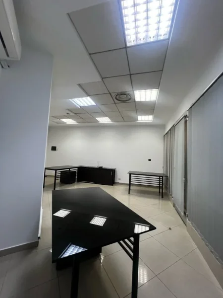 Tirane, jepet me qera zyre Kati 1, 30 m² 600 € (Deshmoret e Kombit)