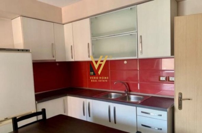 Tirane, jepet me qera apartament 1+1+Ballkon Kati 4, 50 m² 370 € (SHKOLLA E BASHKUAR)