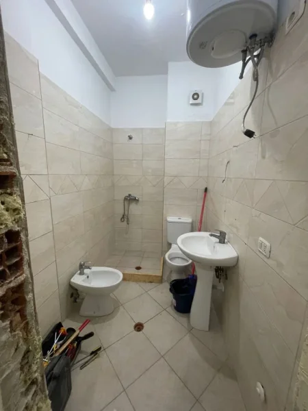 Tirane, shitet apartament 1+1 Kati 4, 65 m² 90.000 € (Yzberisht,Pallatet Derveni)