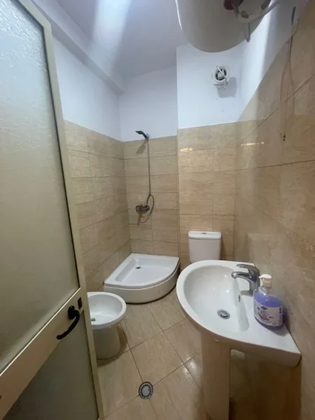 Tirane, shitet apartament 1+1 Kati 5, 65 m² 95.000 € (Yzberisht,Pallatet Derveni)