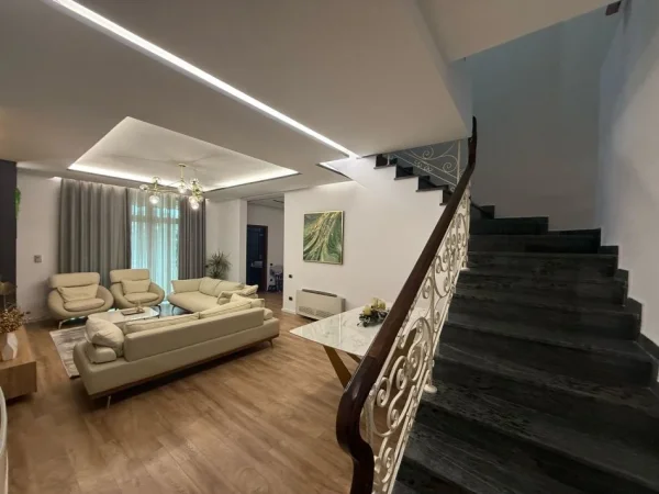 Tirane, jepet me qera apartament Dublex Kati 2, 150 m² 85,000 Leke (Te mbikalimi I komunes prane Hotel Queen, Komuna e Parisit)