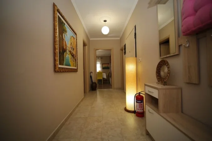 Tirane, jepet me qera apartament 2+1 Kati 3, 90 m² 700 € (Rruga Hoxha Tasim,Pazari i Ri)