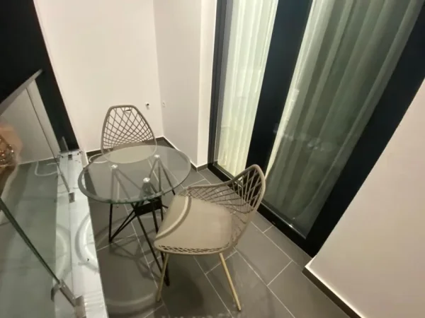 Tirane, jepet me qera apartament 1+1+Aneks+Ballkon Kati 7, 75 m² 800 € (Rruga e Kavajes)