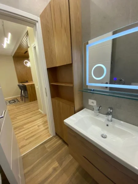 Tirane, jepet me qera apartament 1+1+Aneks+Ballkon Kati 7, 75 m² 800 € (Rruga e Kavajes)