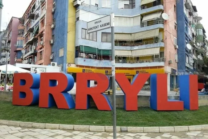 Tirane, shitet dyqan Kati 0, 178 m² 900.000 € (Brryli)