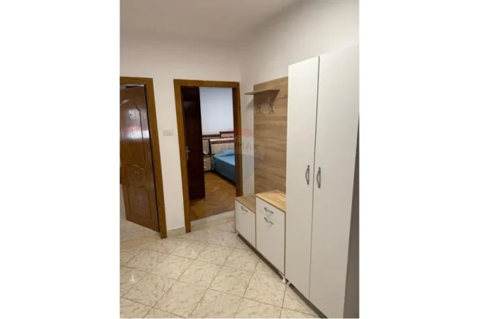 Tirane, jepet me qera 3+1 Kati 4, 80 m² 600 € (Rr. Fortuzi)
