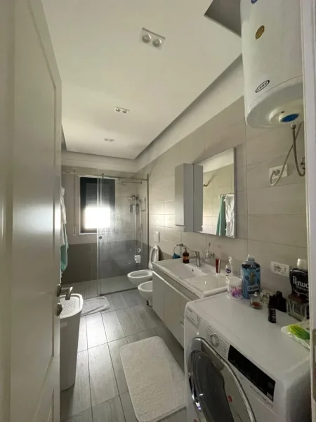 Tirane, jepet me qera apartament 2+1+Ballkon Kati 3, 117 m² (Unaza e Re, Kompleksi Green City)