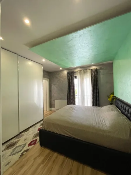 Tirane, jepet me qera apartament 2+1+Ballkon Kati 3, 117 m² (Unaza e Re, Kompleksi Green City)