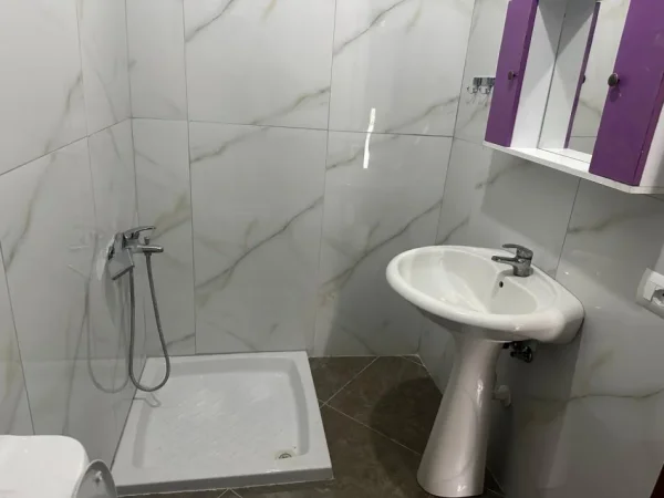 Tirane, jepet me qera apartament 1+1 Kati 1, 75 m² 350 € (astir)