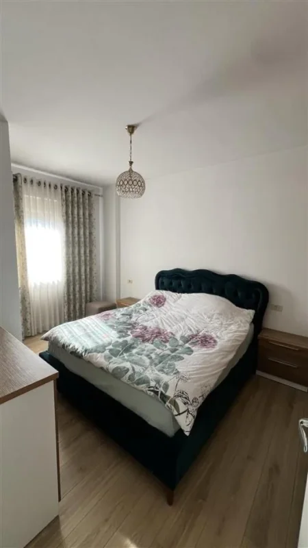 Tirane, jepet me qera apartament 3+1 Kati 5, 100 m² 900 € (Rruga e Kavajes, perballe Kompleksit Delijorgji)
