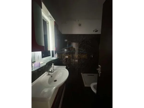 Tirane, jepet me qera ambjent biznesi Kati 1, 130 m² 1.000 € (MYSLYM SHYRI)