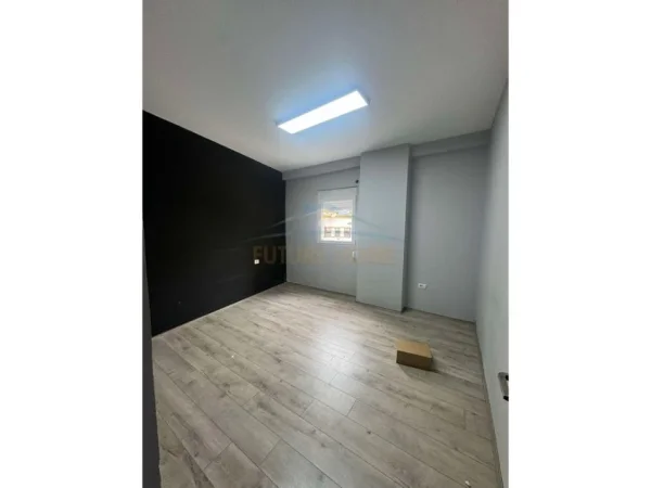 Tirane, jepet me qera ambjent biznesi Kati 1, 130 m² 1.000 € (MYSLYM SHYRI)
