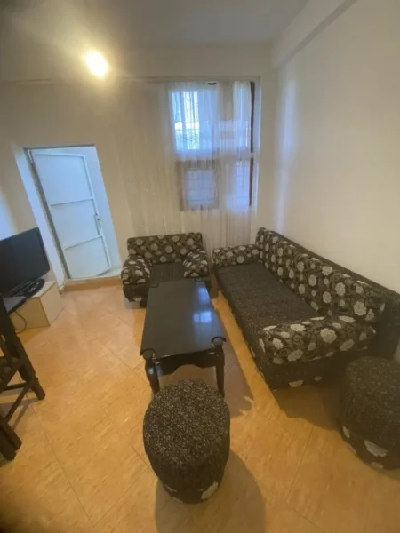 Tirane, jepet me qera apartament 1+1 Kati 1, 80 m² 400 € ( Jepet me Qera Shtëpi Private 2+1 Tek Rruga e Dibres. Rruga e Dibrës, pranë Shkollës së Bashkuar)