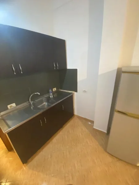 Tirane, jepet me qera apartament 1+1 Kati 1, 80 m² 400 € ( Jepet me Qera Shtëpi Private 2+1 Tek Rruga e Dibres. Rruga e Dibrës, pranë Shkollës së Bashkuar)