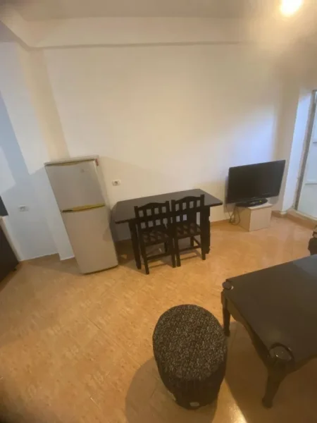Tirane, jepet me qera apartament 1+1 Kati 1, 80 m² 400 € ( Jepet me Qera Shtëpi Private 2+1 Tek Rruga e Dibres. Rruga e Dibrës, pranë Shkollës së Bashkuar)