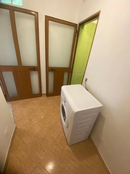 Tirane, jepet me qera apartament 1+1 Kati 1, 80 m² 400 € ( Jepet me Qera Shtëpi Private 2+1 Tek Rruga e Dibres. Rruga e Dibrës, pranë Shkollës së Bashkuar)