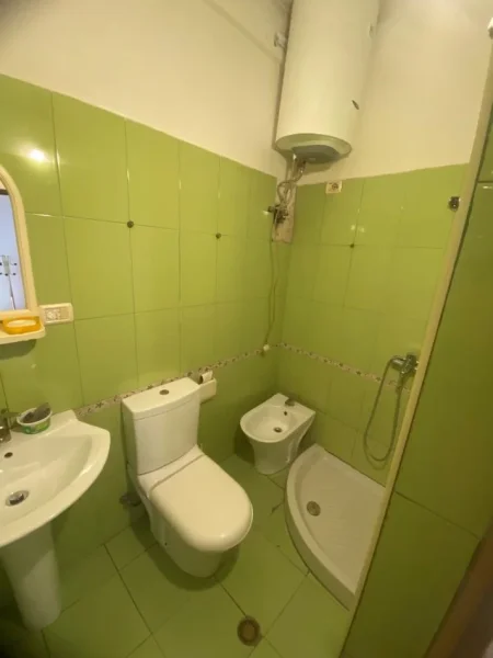 Tirane, jepet me qera apartament 1+1 Kati 1, 80 m² 400 € ( Jepet me Qera Shtëpi Private 2+1 Tek Rruga e Dibres. Rruga e Dibrës, pranë Shkollës së Bashkuar)