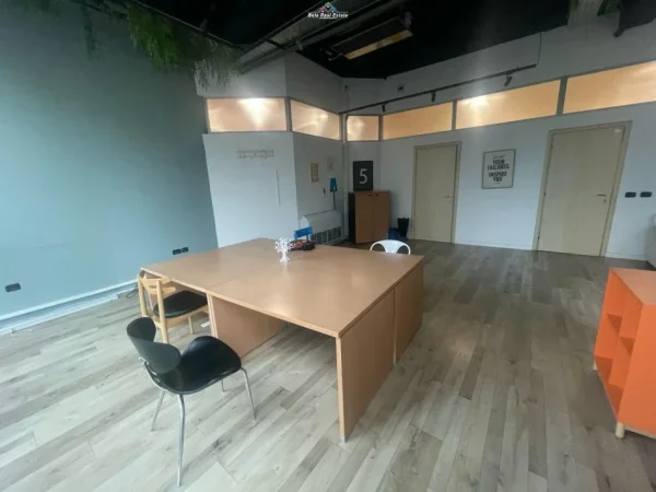 Tirane, jepet me qera zyre Kati 3, 65 m² 1.500 € (myslym shyri)