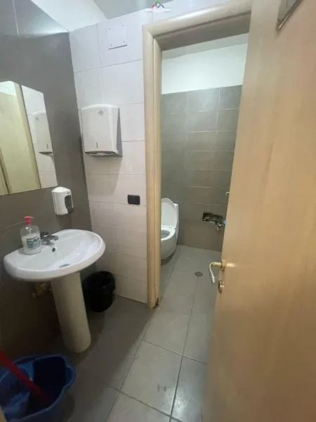 Tirane, jepet me qera zyre Kati 3, 65 m² 1.500 € (myslym shyri)