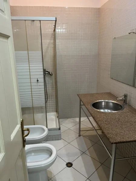 Tirane, jap me qera apartament 1+1+Aneks+Ballkon Kati 1, 84 m² 450 € (afer Pazarit te Ri, Rruga Hoxha Tahsim)