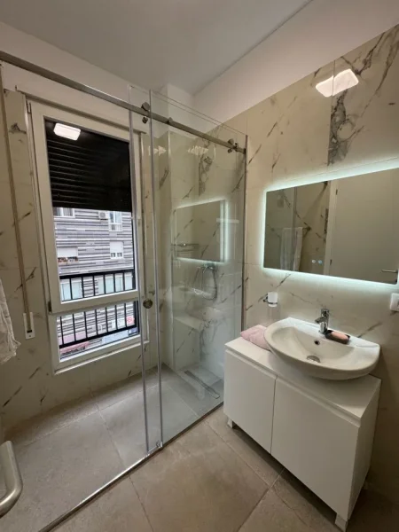 Tirane, jepet me qera apartament 2+1+Ballkon Kati 1, 650 € (Xhanfize keko)