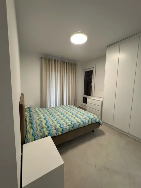 Tirane, jepet me qera apartament 2+1+Ballkon Kati 1, 650 € (Xhanfize keko)