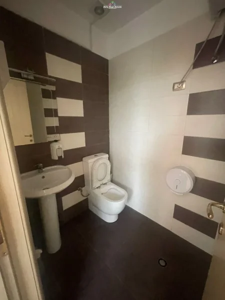 Tirane, jepet me qera zyre Kati 3, 60 m² 1.000 € (myslym shyri)