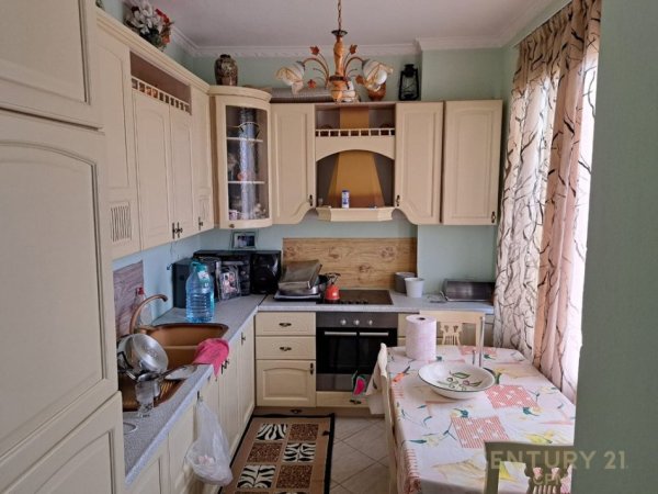 Tirane, jepet me qera apartament 2+1 Kati 7, 95 m² (kombinat)
