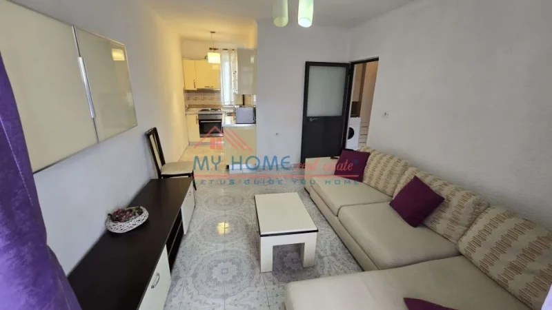 Tirane, shes 1+1+Ballkon Kati 3, 53 m² 83.000 € (Shkolla e Bashkuar)