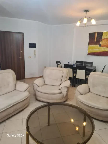 Tirane, jepet me qera apartament 2+1+Ballkon Kati 5, 106 m² 650 € (Rruga e Kosovarve , Liqeni)