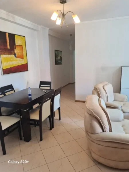 Tirane, jepet me qera apartament 2+1+Ballkon Kati 5, 106 m² 650 € (Rruga e Kosovarve , Liqeni)