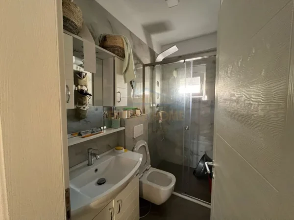 Shitet Apartament 1+1, Qerret