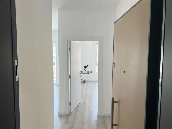 Tirane, jepet me qera zyre Kati 3, 142 m² 700 € (KOMUNA E PARISIT)